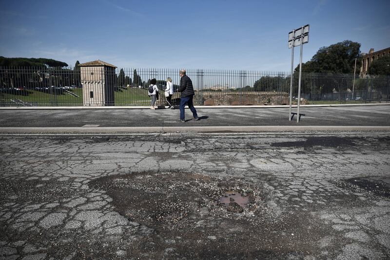 Gli interventi dei vigili urbani per chiudere le buche sulle strade della Capitale 4
