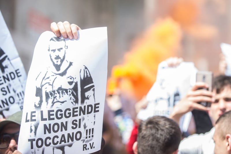 I tifosi della Roma protestano per De Rossi 8