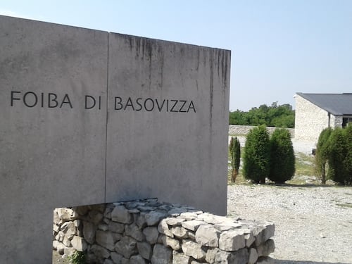 Il delirio del consigliere dem: "Le foibe? Non furono strumento per uccidere"