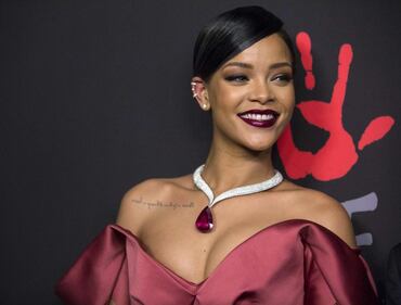 Rihanna, il seno esplode su Instagram. Ma è il profilo di un'amica 5