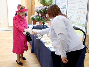 La regina Elisabetta in visita a National Institute of Agricultural Botany 5
