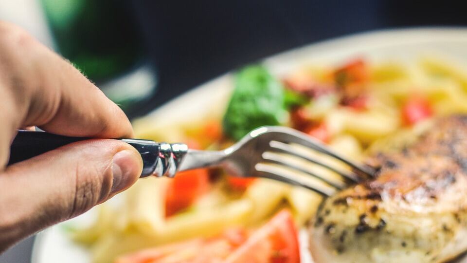 Bambino senza braccia cacciato dal ristorante: “Non può mangiare coi piedi”