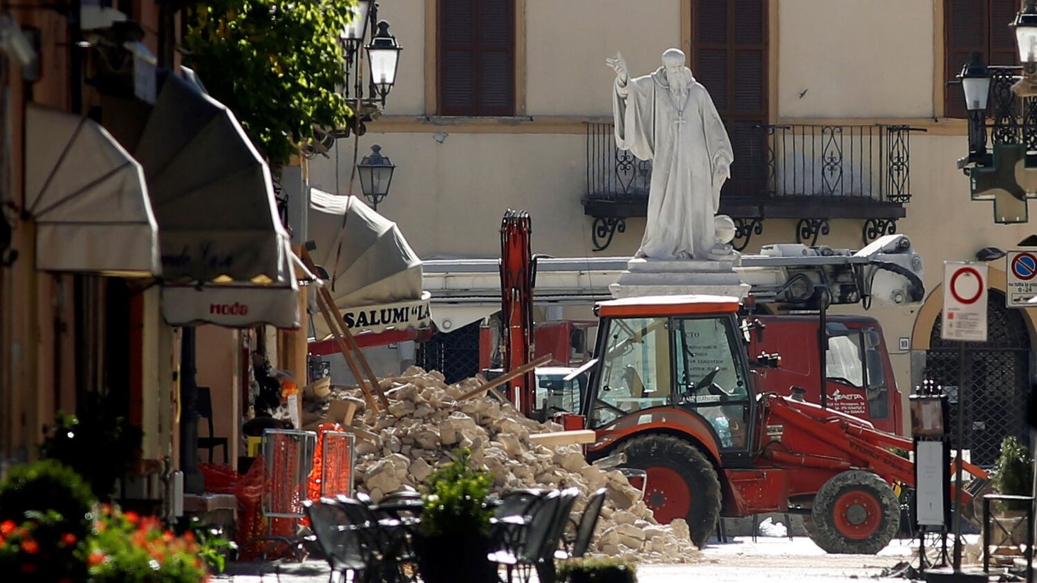 Sisma, ancora scosse nella notte. In migliaia dormono in auto