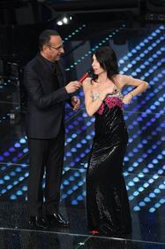 Sanremo 2017, gli outfit sexy della seconda serata 38