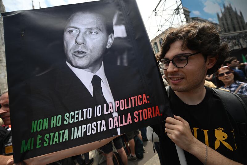 Striscioni e bandiere al funerale di Berlusconi 7