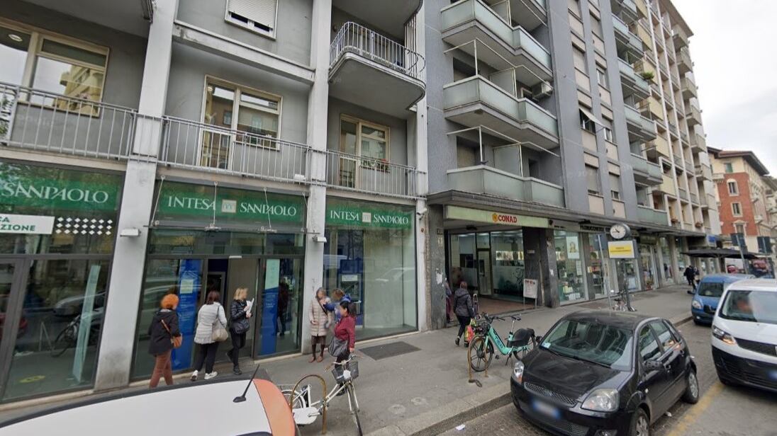 Milano, aggressione choc davanti al supermercato: tunisino ferisce al volto l'ex convivente con un cacciavite
