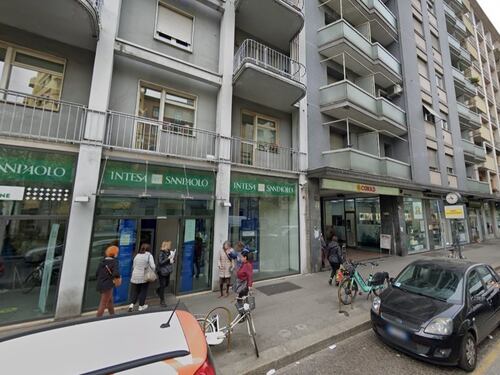 Milano, aggressione choc davanti al supermercato: tunisino ferisce al volto l'ex convivente con un cacciavite
