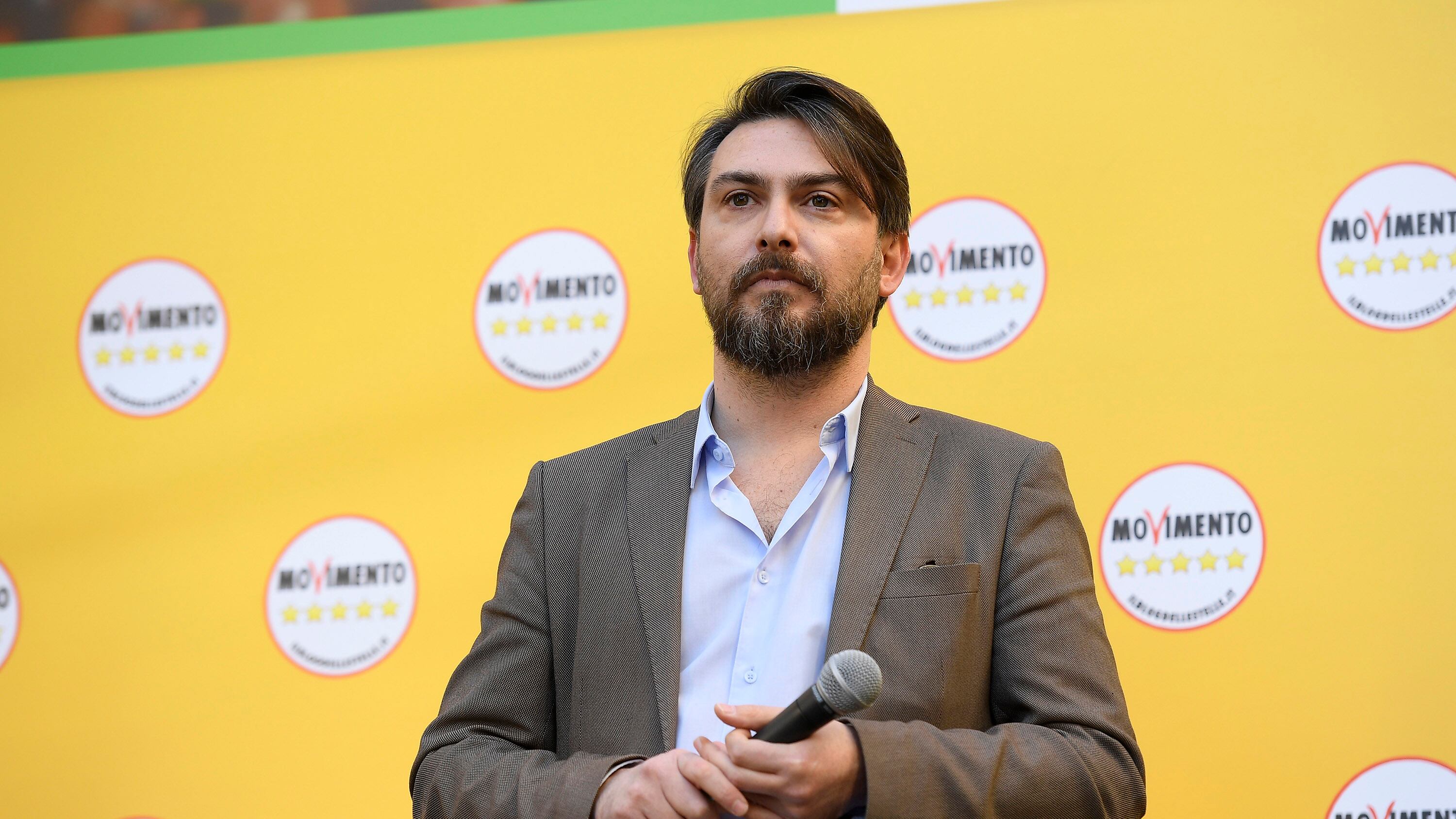 Il M5s sfregia la Lombardia "Attacchi di uno sciacallo"