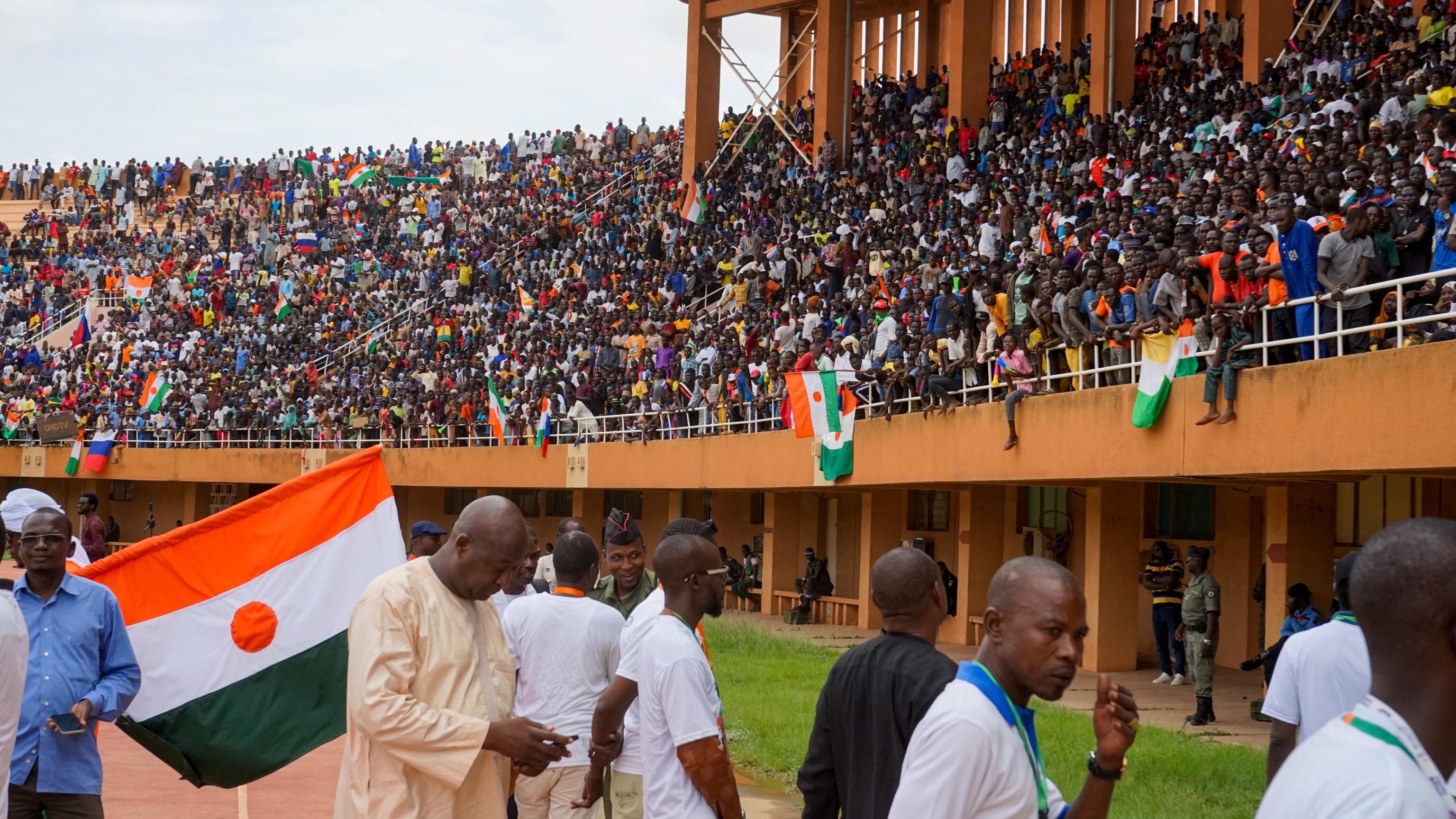 Niger, niente resa dei golpisti. Le bandiere russe allo stadio