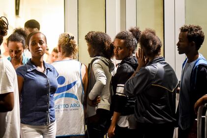 Migranti, l'hub di via Sammartini al collasso 12