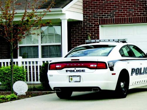 Usa, sente delle urla dal muro della cucina: dietro c'è un uomo mezzo nudo