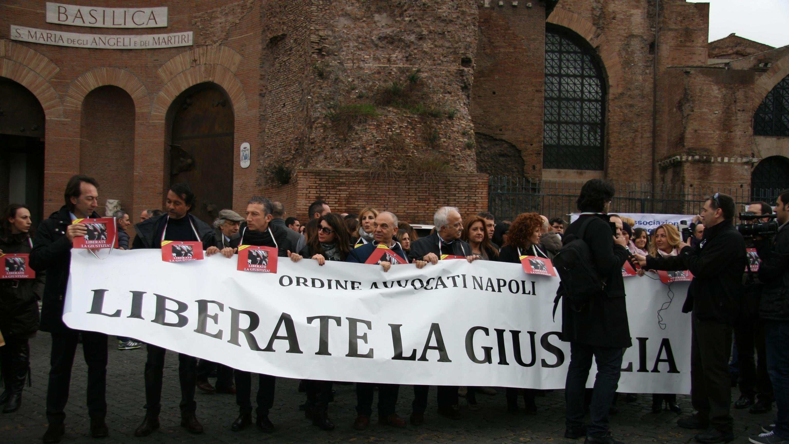 Avvocati in piazza, Di Pietro cerca di cavalcare la protesta ma viene respinto