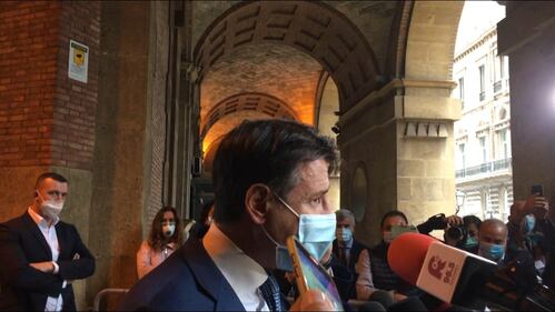 Taranto, nessun distanziamento tra i giornalisti per le interviste a Conte 3