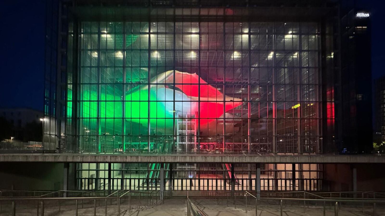 25 aprile, EUR SpA: Nuvola illuminata con il Tricolore