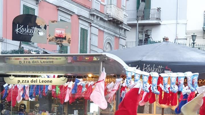La pensilina dell’autobus di linea diventa bancarella per le calze della Befana