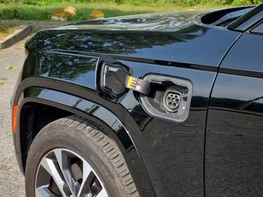 Jeep Grand Cherokee 4xe, guarda la gallery del nuovo SUV Premium  14