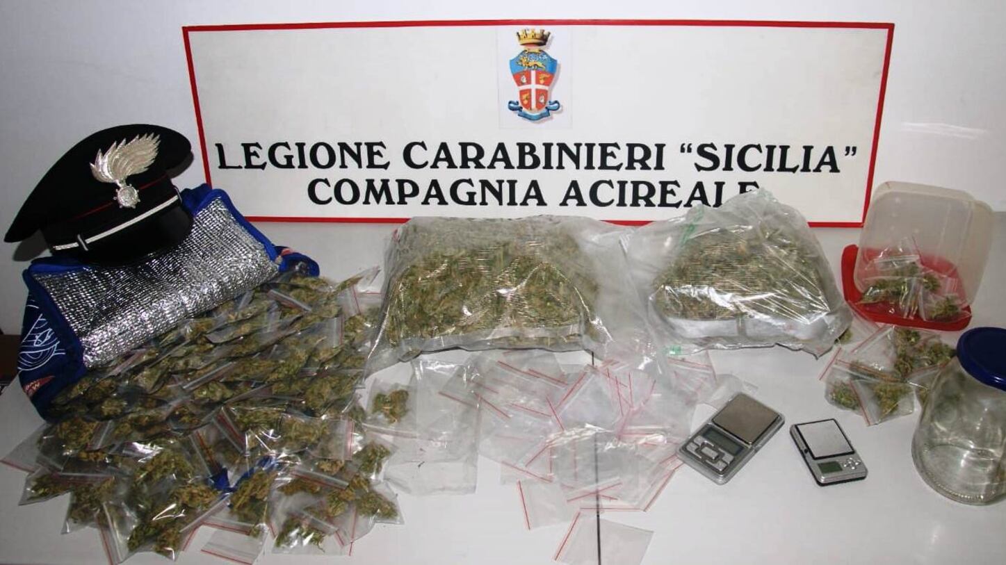 Catania, minorenne spacciava tra i compagni di scuola: arrestato il suo fornitore