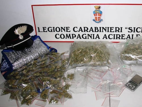 Catania, minorenne spacciava tra i compagni di scuola: arrestato il suo fornitore
