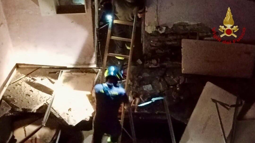 Napoli, crolla un solaio. E i soccorsi devono fare lo slalom tra auto e tavolini