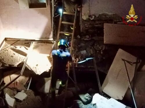 Napoli, crolla un solaio. E i soccorsi devono fare lo slalom tra auto e tavolini