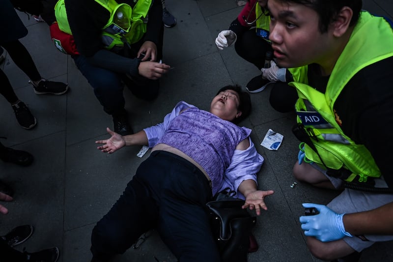 Hong Kong, agente spara a un manifestante 2