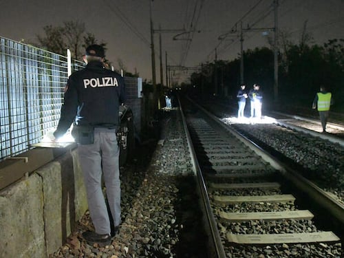 La lite, la corsa, lo schianto: padre e figlio investiti dal treno