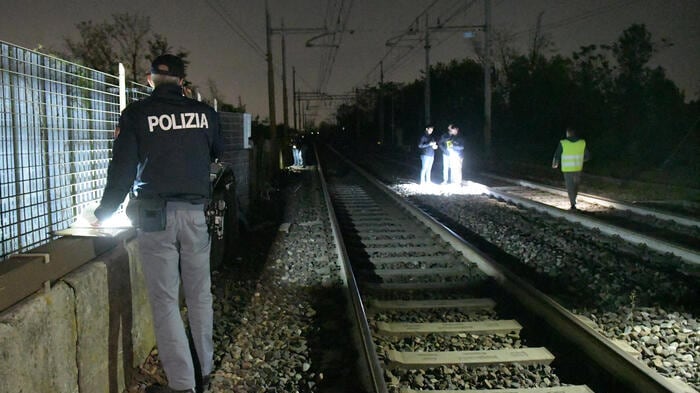 La lite, la corsa, lo schianto: padre e figlio investiti dal treno