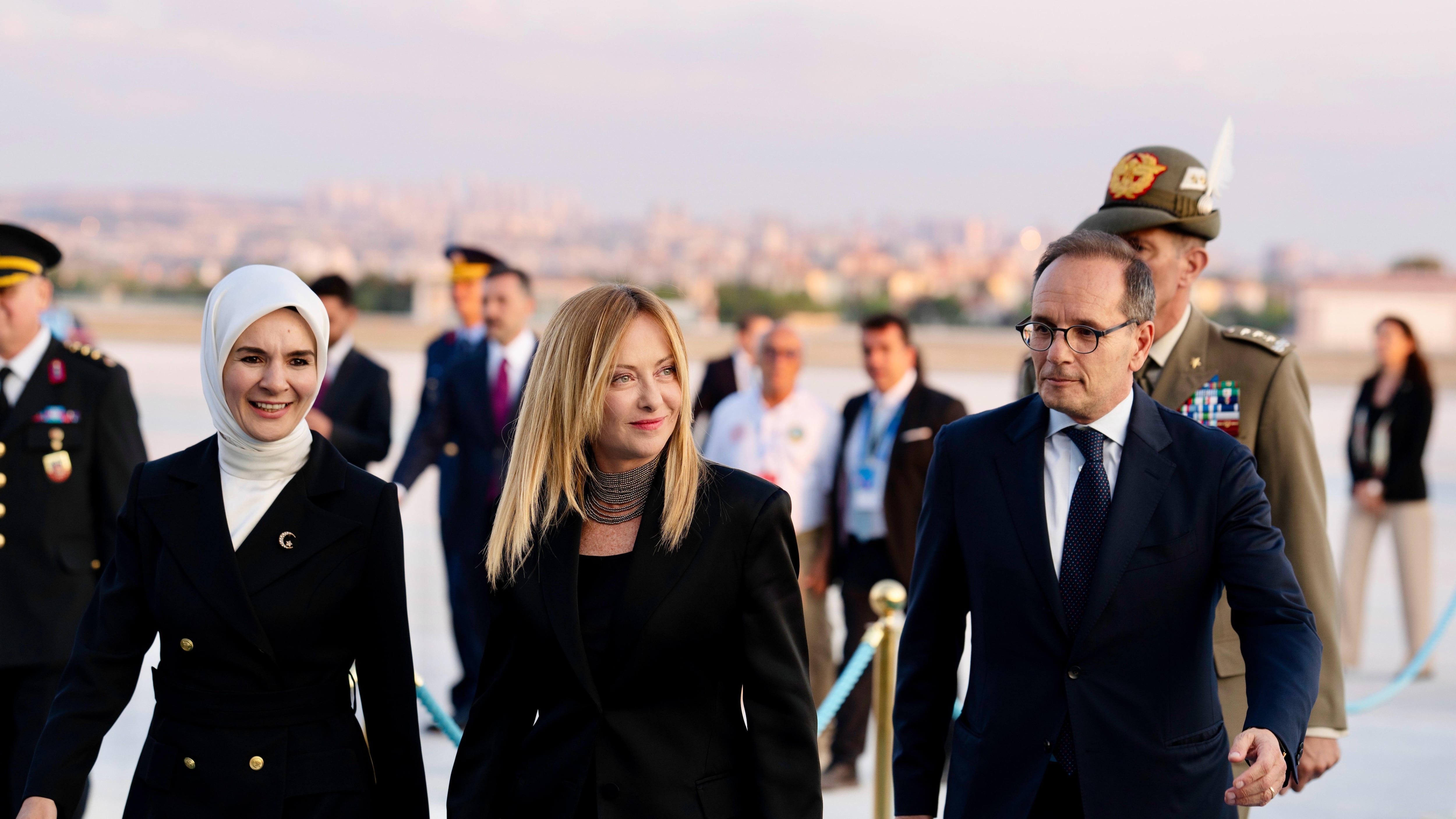 Meloni arriva ad Ankara: "Con Trump rapporti cordiali". E alla cena coi leader Nato siede con Erdogan e il tycoon