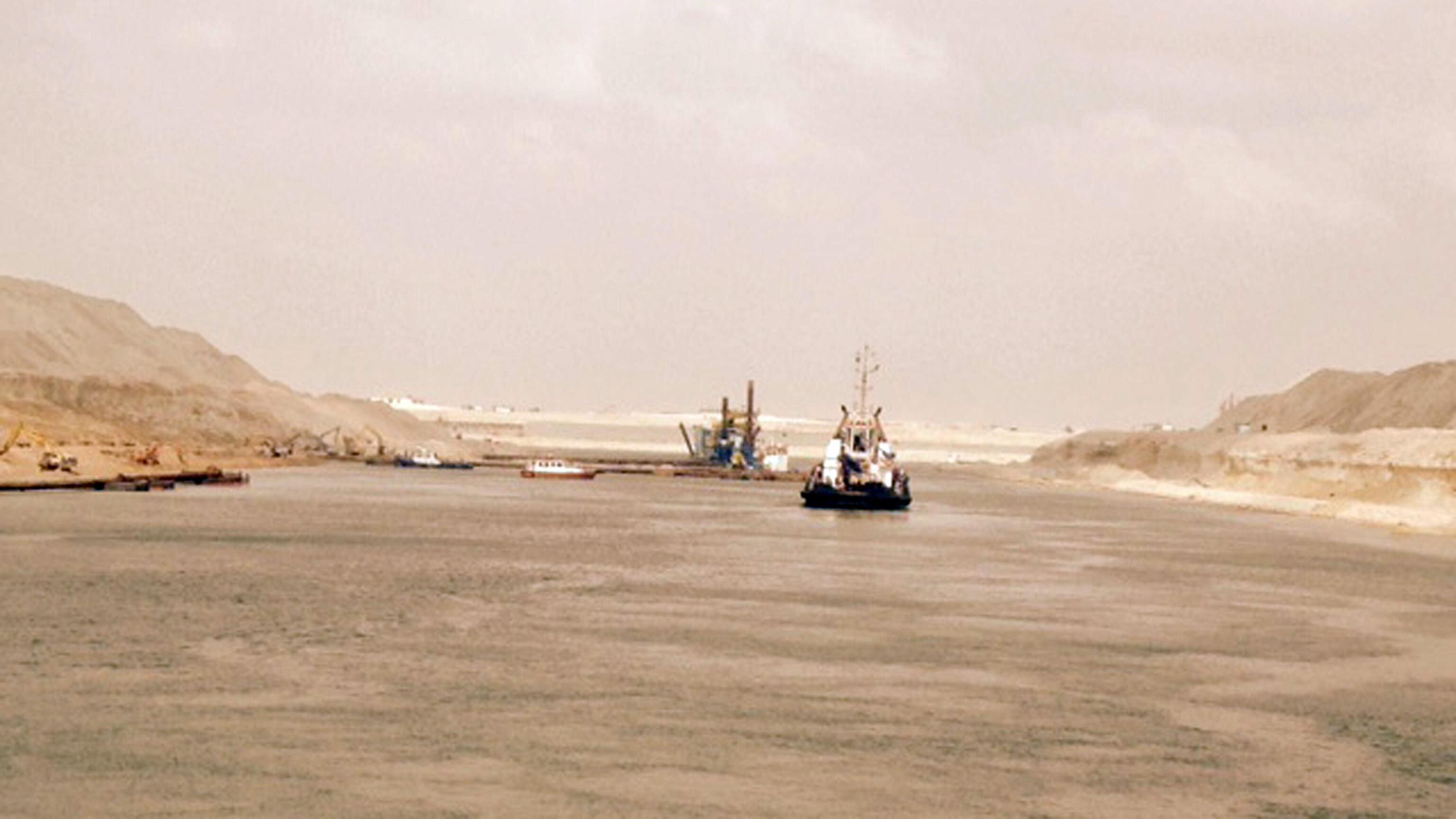 Nel nuovo Canale di Suez ora galleggia anche la paura