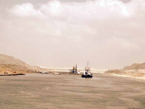 Nel nuovo Canale di Suez ora galleggia anche la paura