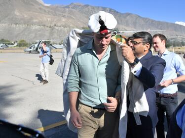 William e Kate indossano i copricapi tradizionali visitando il Chitral 2