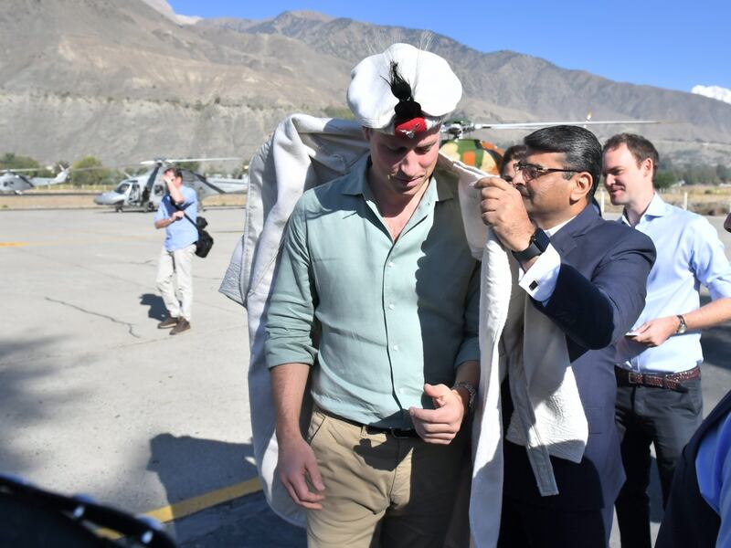 William e Kate indossano i copricapi tradizionali visitando il Chitral 2
