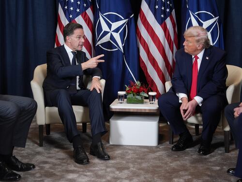 Svolta Groenlandia Donald prima attacca e poi toglie i dazi: "Accordo sull'Artico"