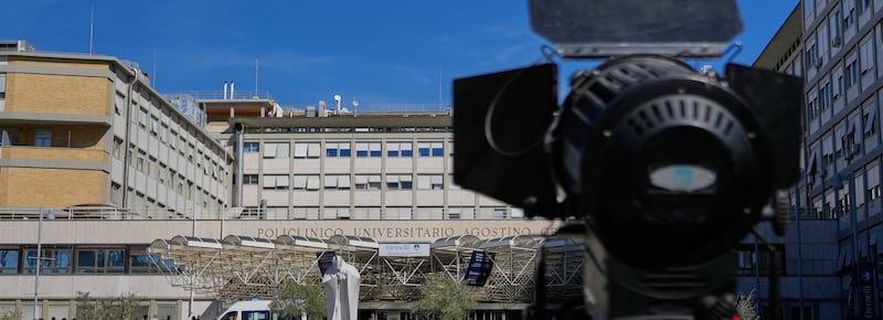 “Il Papa si è alzato e ha fatto fisioterapia”. L’adenocarcinoma, l’intervento, la convalescenza: come sta Leone XIV