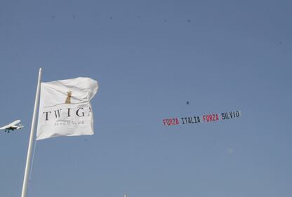 Aereo con uno striscione pro-Berlusconi nel cielo lucchese 6