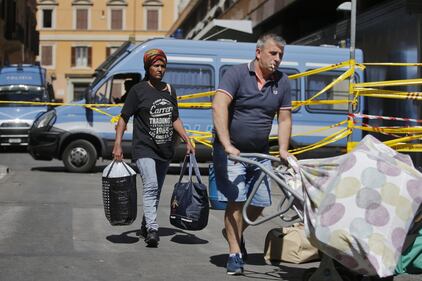 Roma, tensioni durante lo sgombero dei migranti abusivi 12