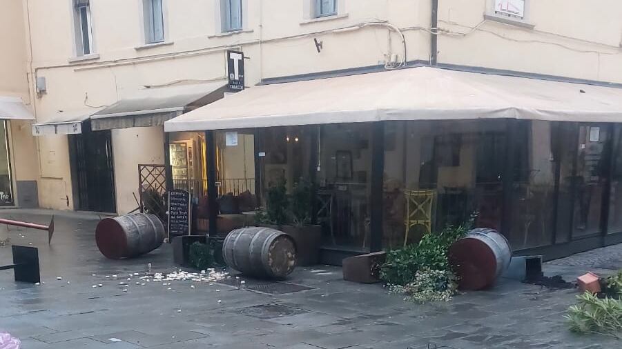 Cassonetti rovesciati, fioriere distrutte e vetrine vandalizzate: la furia dei nordafricani