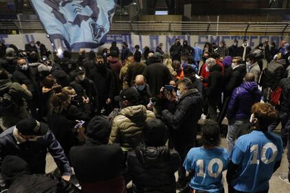 Napoli piange il suo mito Diego Armando Maradona 13