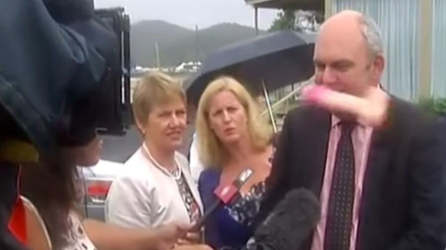 Un dildo volante colpisce il ministro neozelandese dello Sviluppo economico