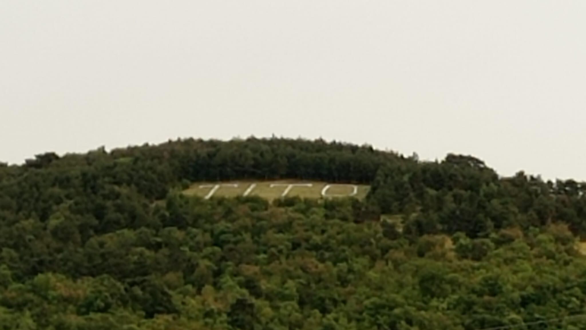 Sfregio sloveno ai martiri delle foibe, sulla collina appare la scritta "Tito"