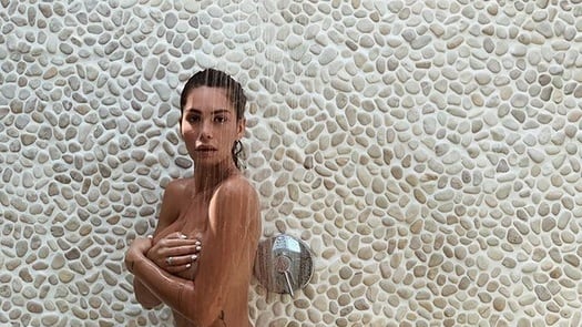 Ludovica Valli sexy sotto la doccia L'attacco: "Viso stravolto"
