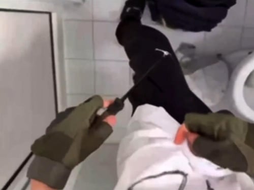 “Guardate il tg dopo”. Spunta un video con i folli minuti del 13enne prima di accoltellare la prof