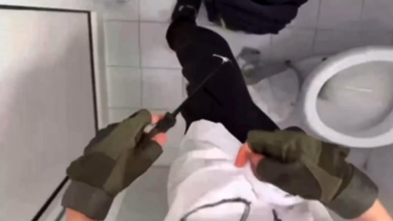 “Guardate il tg dopo”. Spunta un video con i folli minuti del 13enne prima di accoltellare la prof