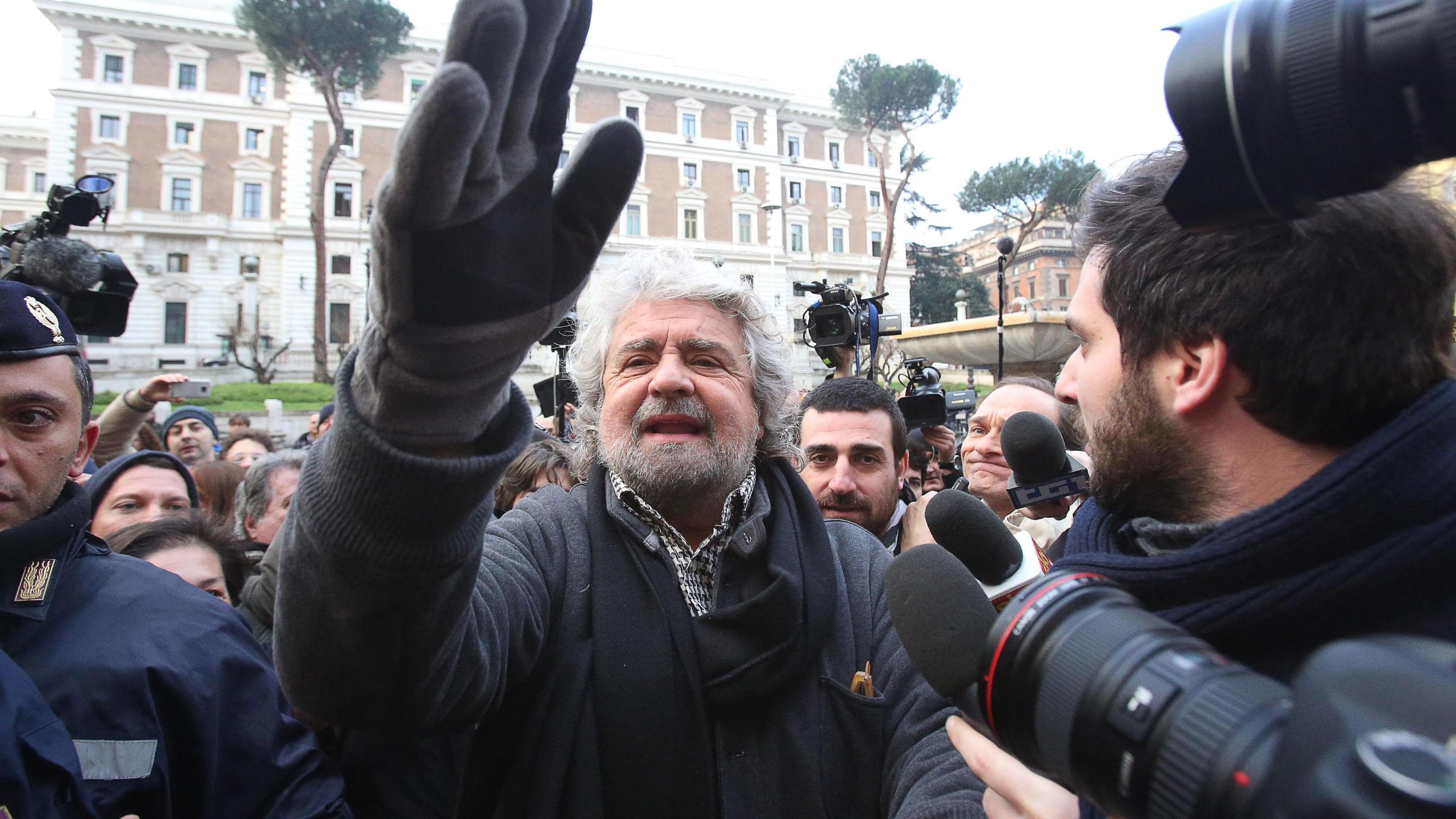 Lite tra Grillo e Bersani: "Il segretario si dimetta" "Autocrate da strapazzo"
