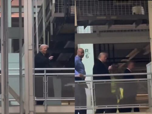 Un operaio Ford contro Trump: "Protettore di pedofili". E Lui gli mostra il dito medio