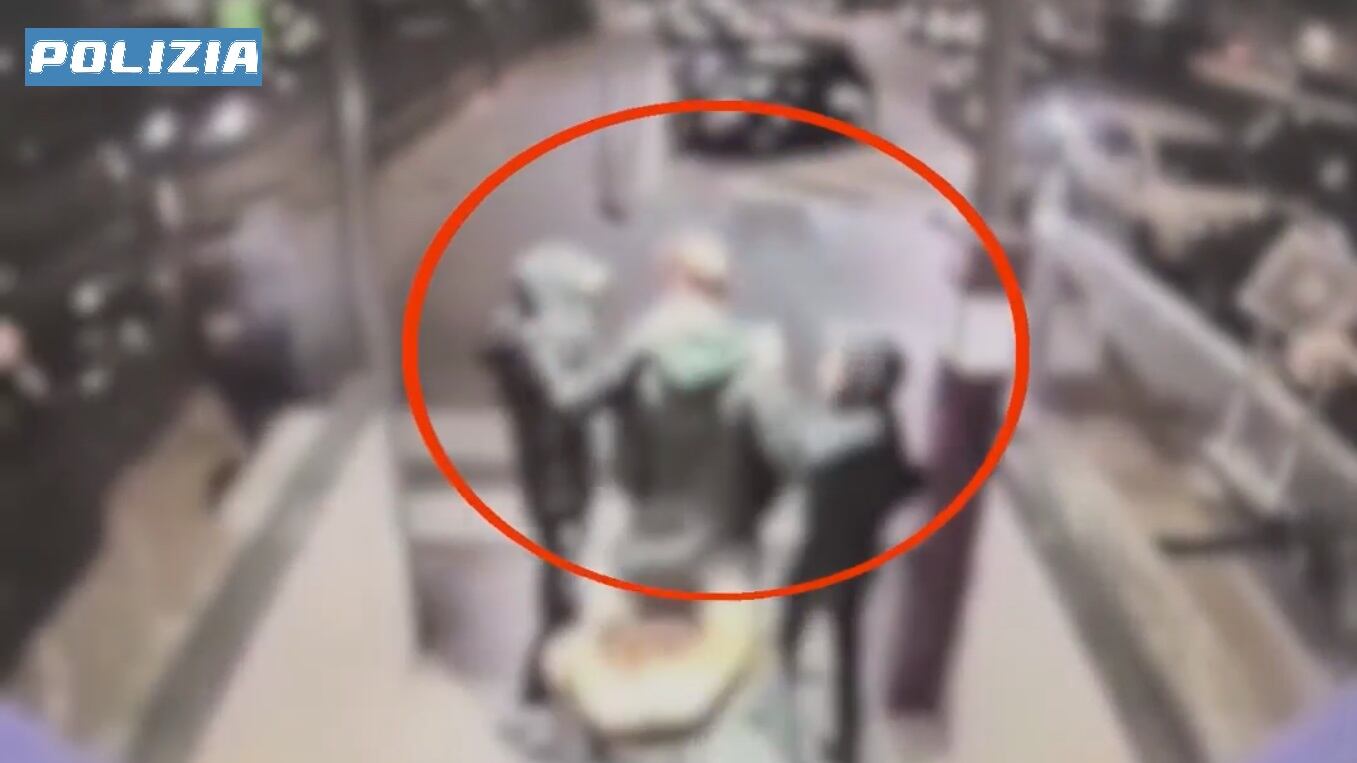 Rapina choc nella metro: giovani egiziani usano spray urticante per derubare un minorenne