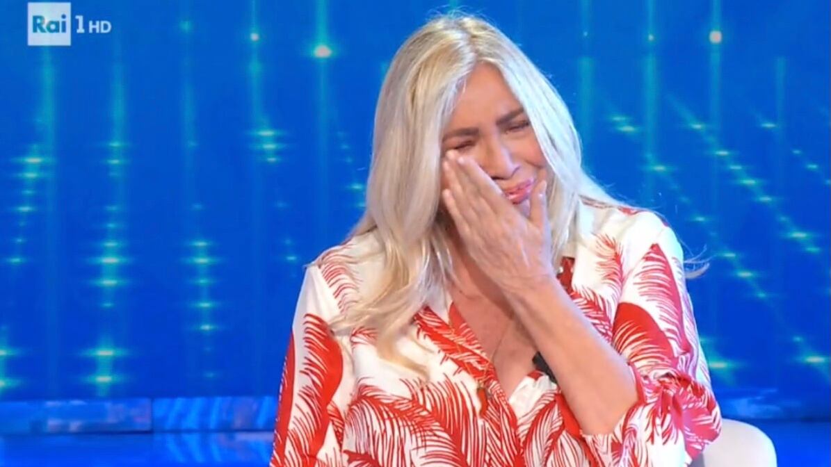 "Scusatemi, è un momento difficile". E la Venier scoppia a piangere