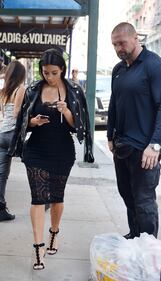 Kim Kardashian, il décolleté esplosivo della diva 10