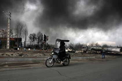 Cielo nero su Teheran dopo l'attacco alle strutture petrolifere  6