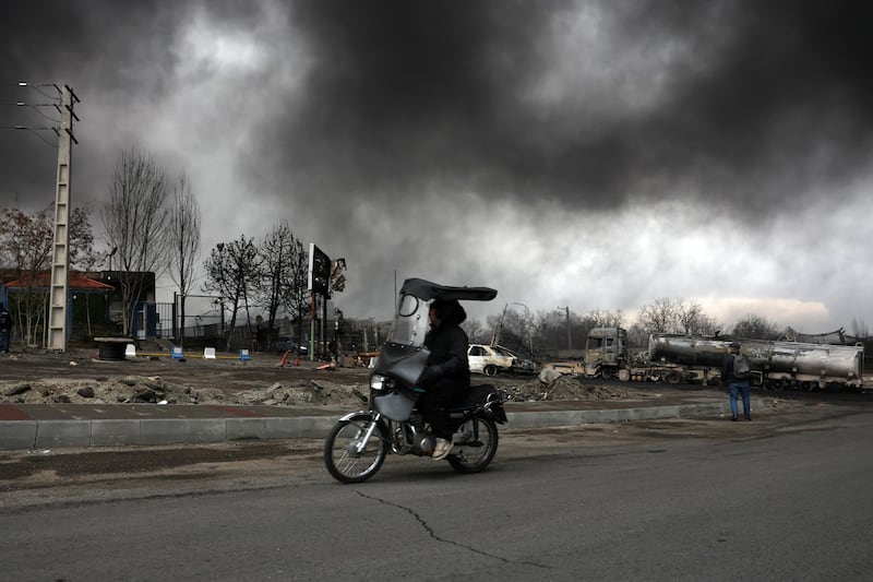 Cielo nero su Teheran dopo l'attacco alle strutture petrolifere 6